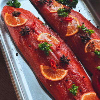 Нерка с мандаринами и пряностями