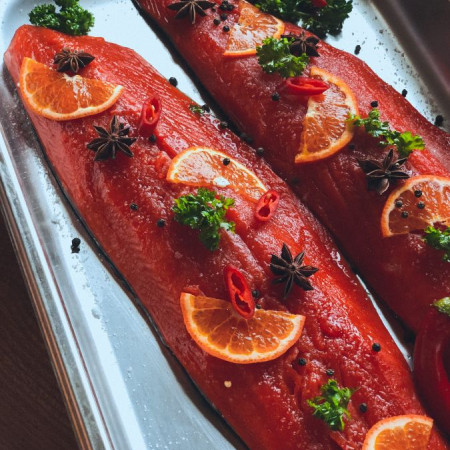 Нерка с мандаринами и пряностями